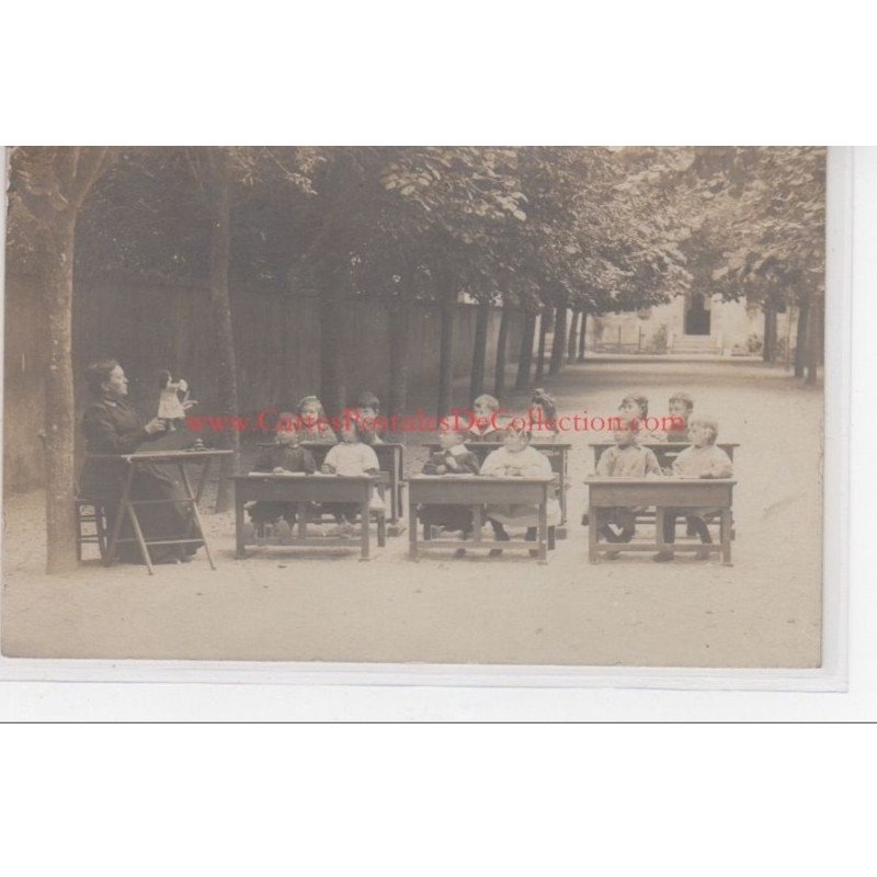 SAINT MARTIN DE RE : carte photo d'une classe d'école en plein air en 1913 - très bon état