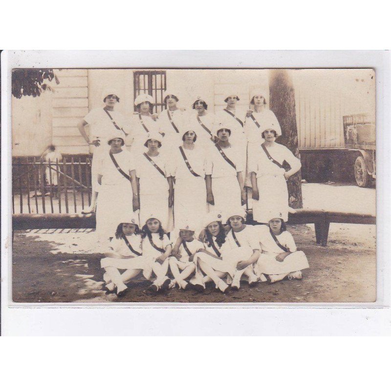 MAINE ET LOIRE: un groupe de femme - très bon état