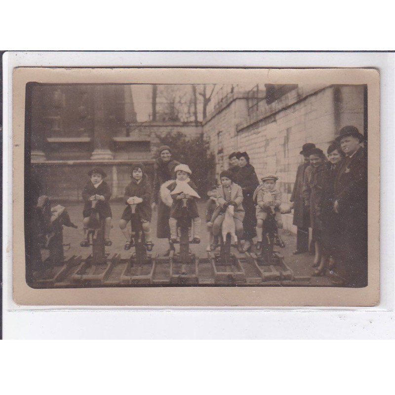 PARIS: chevaux de bois, jeux, enfants - état