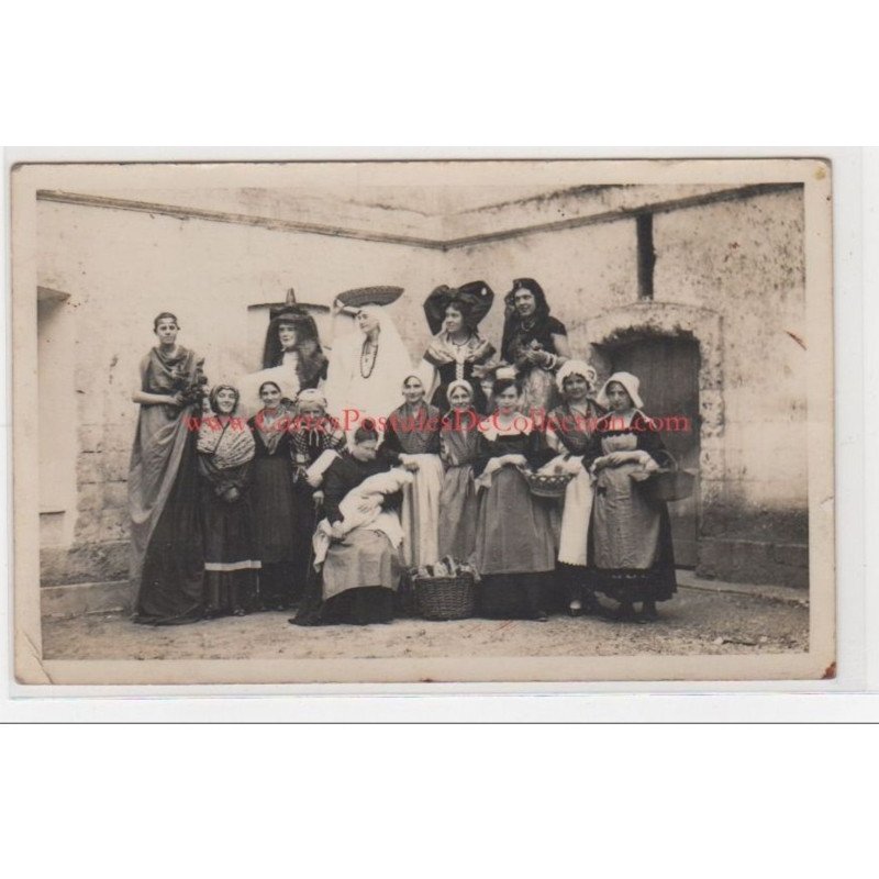 VALLOIRES : carte photo de femmes costumées (folklore) - bon état (un petit pli d'angle) VALLOIRES : carte photo de femmes costumées (folklore) - bon état (un petit pli d'angle)