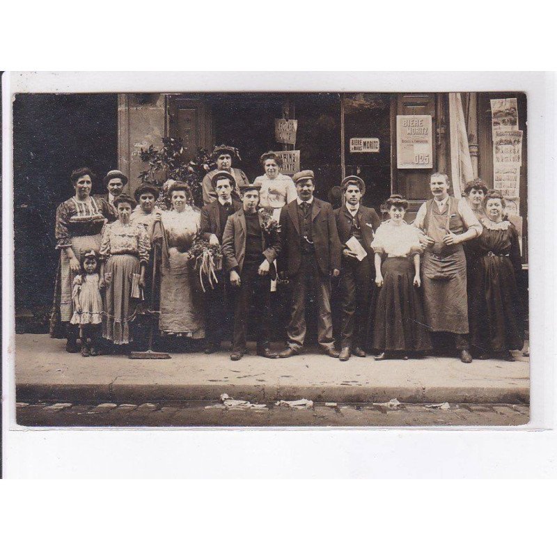 PARIS: personnages devant un restaurant (?) - très bon état