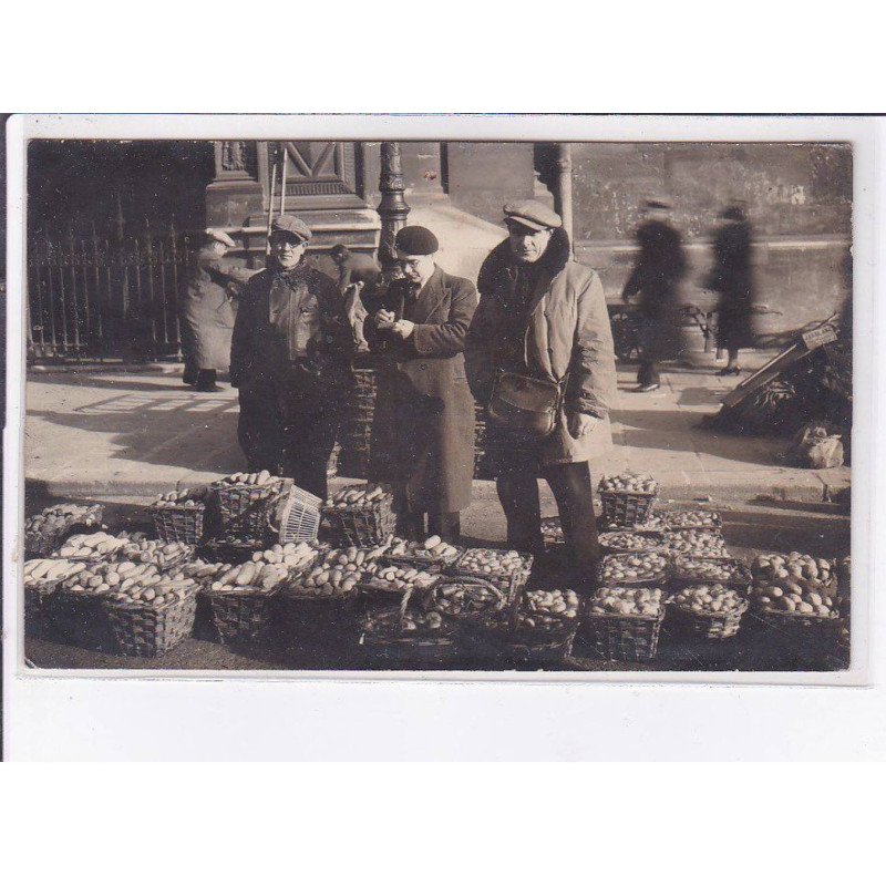 PARIS: 75001 marchand de légumes les alentours des halles - état