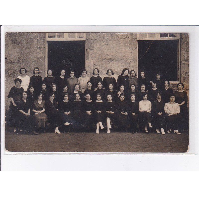 BUSSIERE POITEVINE: groupe de femmes - très bon état