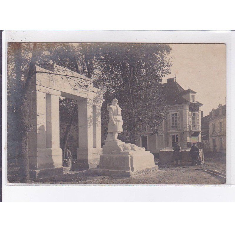 AVALLON: monument aux morts - très bon état