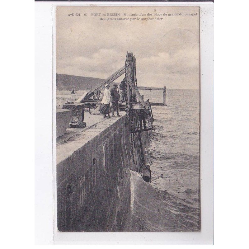 PORT-en-BESSIN: montage d'un des blocs de granit du parapet (scaphandrier)- très bon état