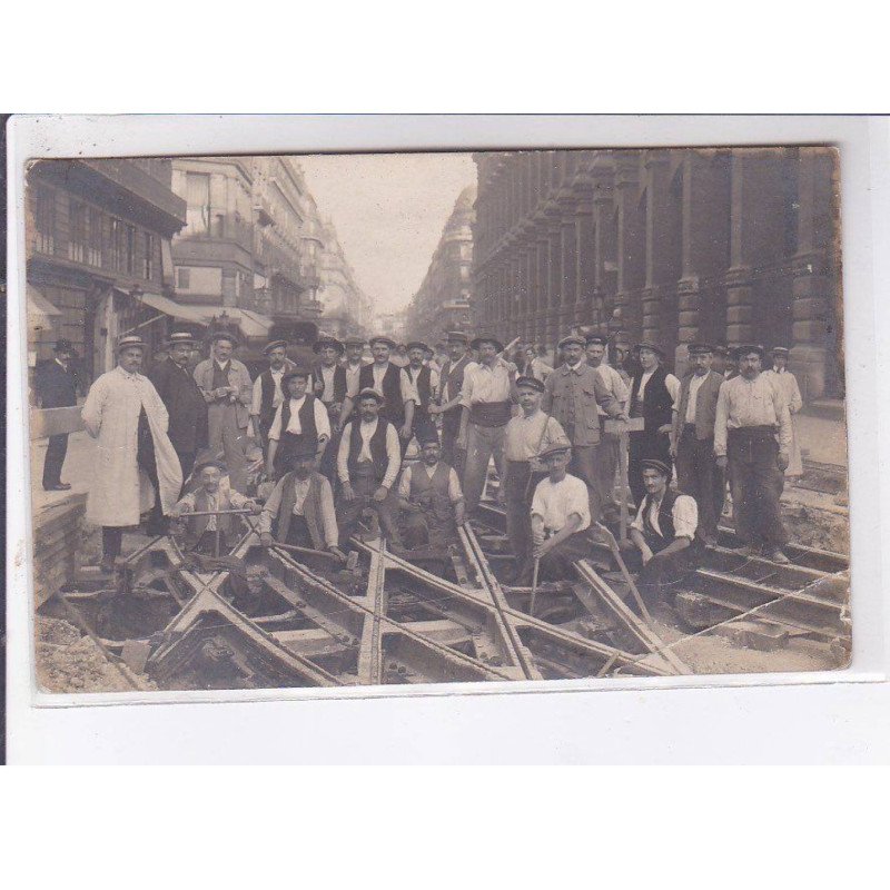 PARIS: pose des rails du tramway devant la poste du louvre, 75002 - état
