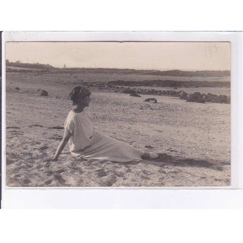 BARFLEUR: femme assise sur la plage - très bon état