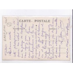 BARFLEUR: femme assise sur la plage - très bon état