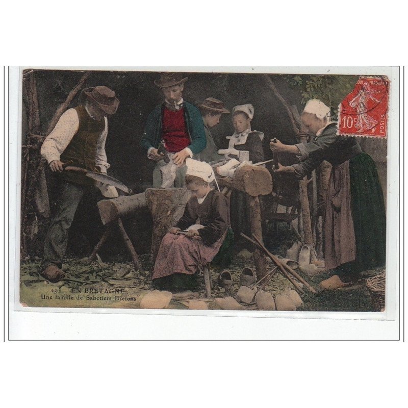 EN BRETAGNE - Une famille de sabotiers bretons - très bon état