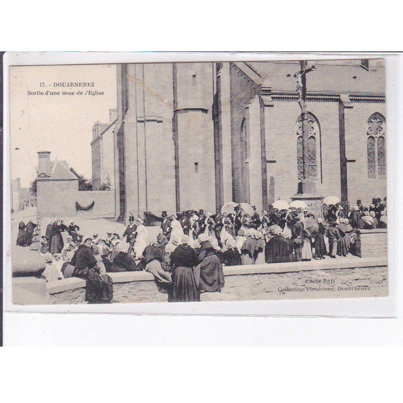 DOUARNENEZ: sortie d'une noce de l'église - très bon état