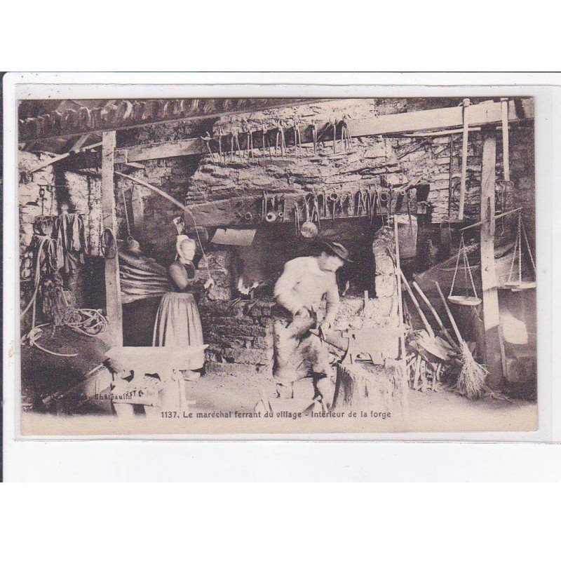 FINISTERE: le maréchal ferrant du village, intérieur de la forge - très bon état