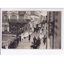 FONTAINEBLEAU: vins fins, procession de la dame Jeanne rue béranger - très bon état