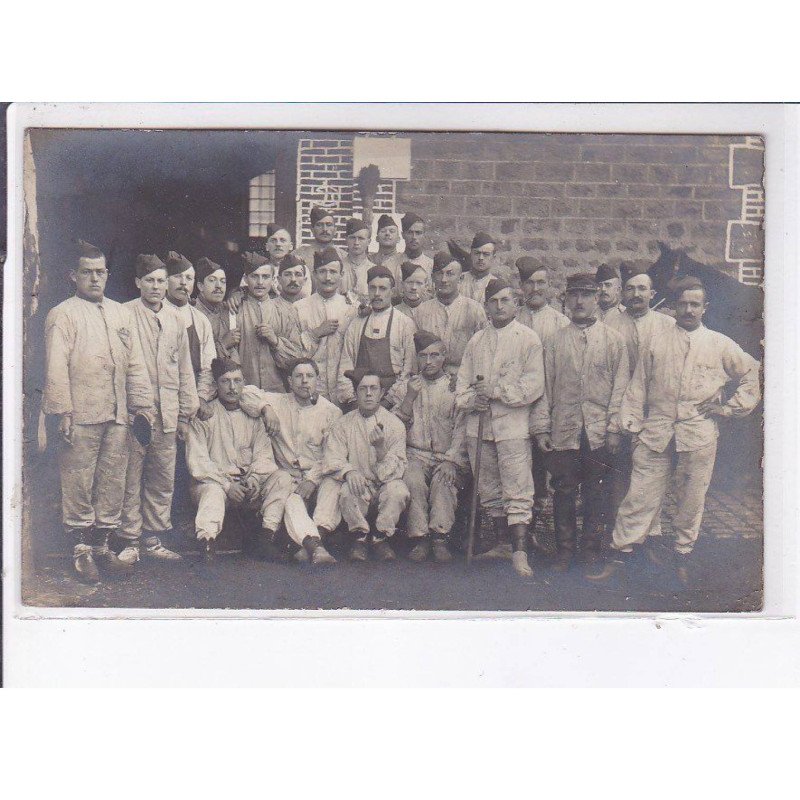 SEDAN: militaires - très bon état