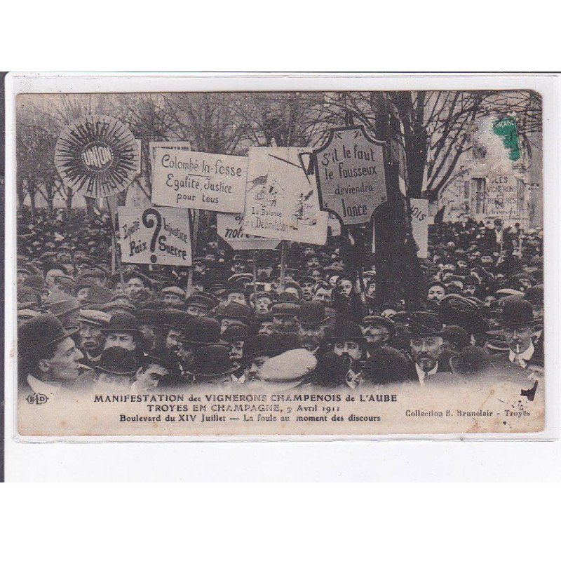 TROYES: manifestation de vignerons, la foule au moment des discours - état