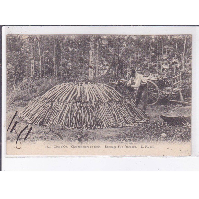 COTE-D'OR: charbonniers en forêt, dressage d'un fourneau - très bon état