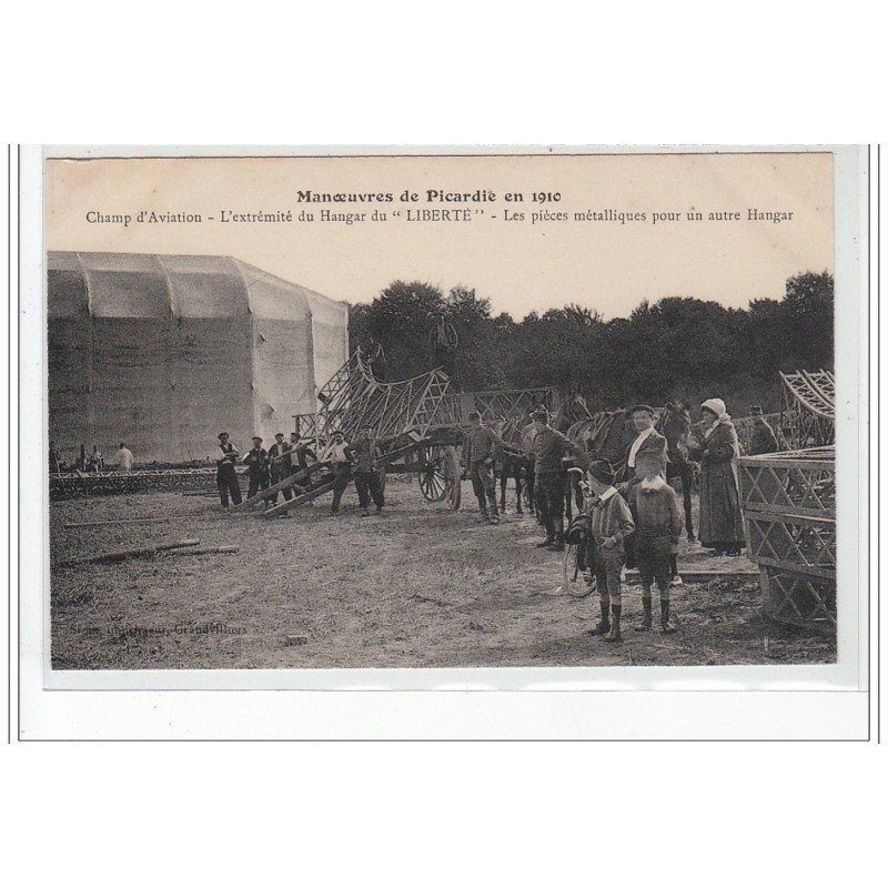 MANOEUVRES DE PICARDIE EN 1910 - Champ d'aviation - l'extrémité du hangar du """"Liberté""""  - très bon état