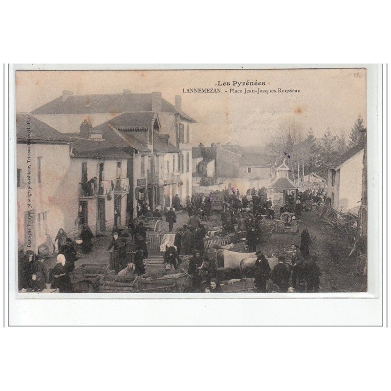 LANNEMEZAN - Place Jean jacques Rousseau - état (traces)