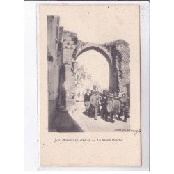 LES MONTILS: le vieux porche - très bon état