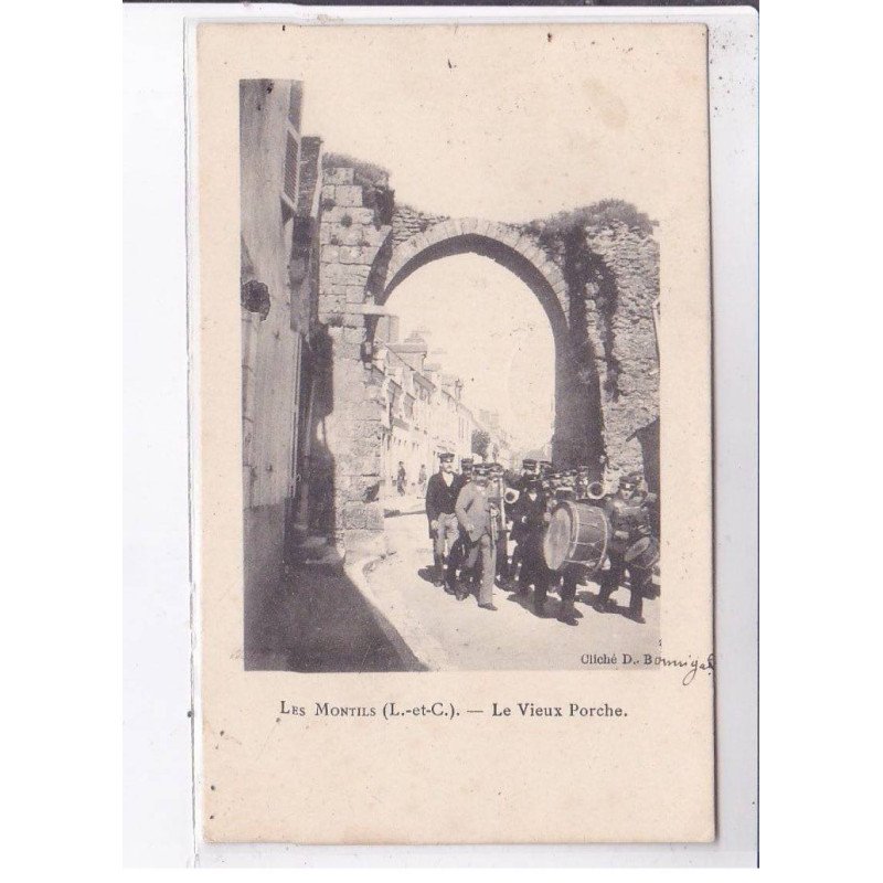 LES MONTILS: le vieux porche - très bon état