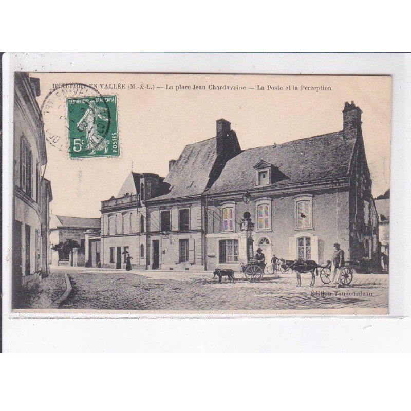 BEAUFORT-en-VALLEE: la place jean chardavoine, la poste et la perception, voiture a  chien - très bon état