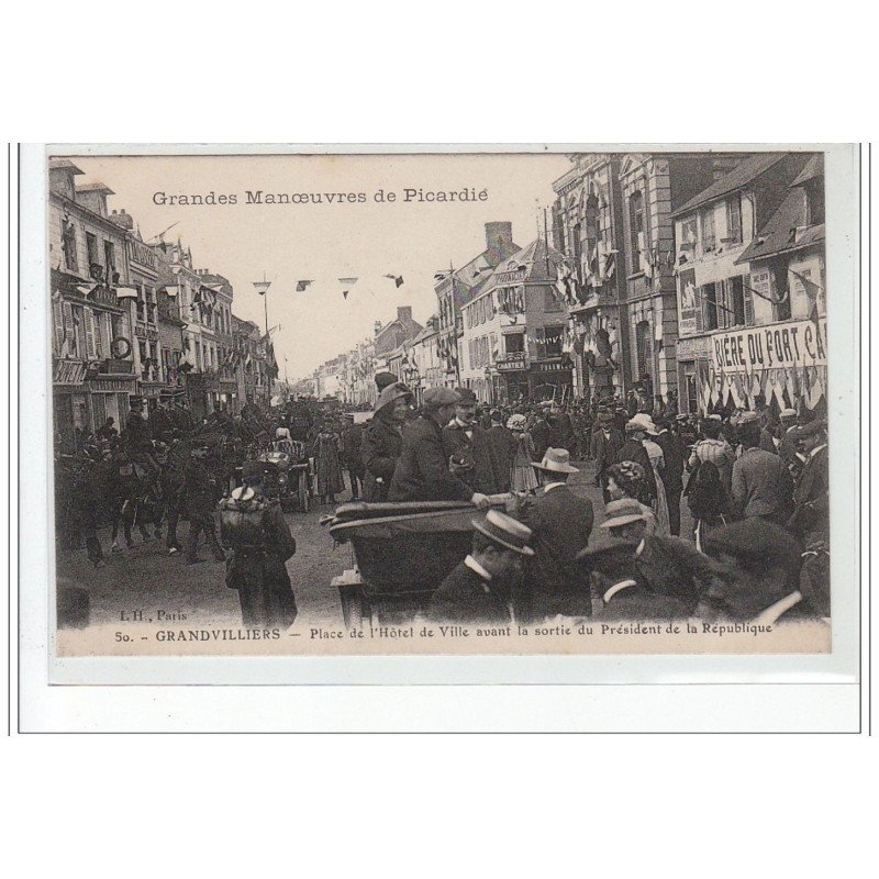 Grandes Manoeuvres de Picardie - GRANDVILLIERS - place de l'Hôtel de Ville avant la sortie du Président - très bon état