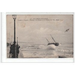 LES SABLES D'OLONNE - Pendant la tempête, naufrage d'un Dundee sur les rochers du Phare Rouge - très bon état