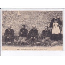 FINISTERE: paysans bretons récitant leur chapelet à la porte de l'église - très bon état