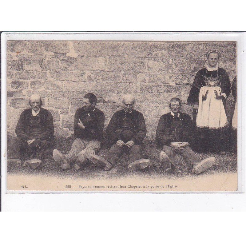 FINISTERE: paysans bretons récitant leur chapelet à la porte de l'église - très bon état