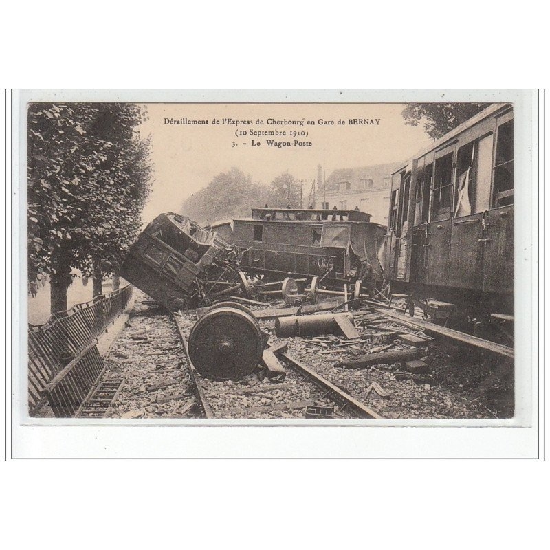 BERNAY - Déraillement de l'express de Cherbourg en gare de BERNAY (10 septembre 1910) - le wagon-poste - très bon état