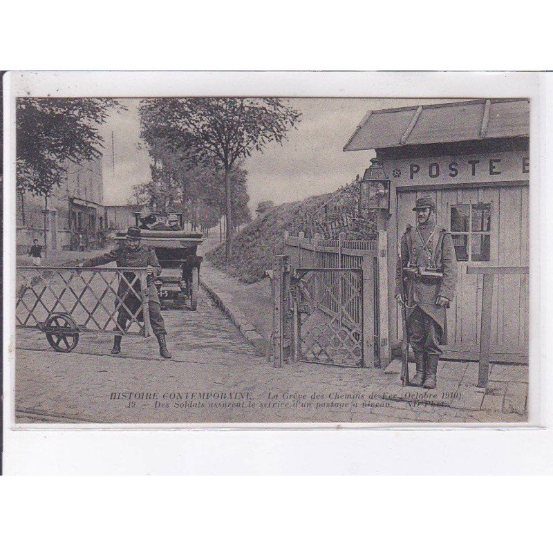PARIS: la grève des chemins de fer 1910, des soldats assurent le service d'un passage - très bon état