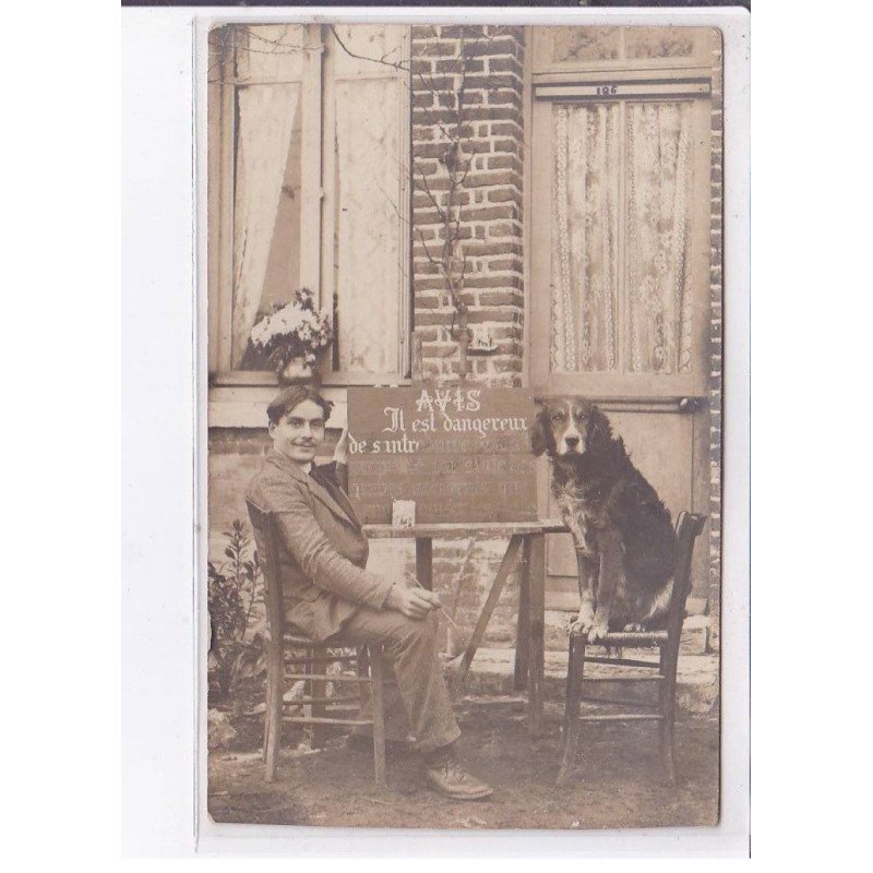 ROUEN ou environs: homme et chien avec une pancarte AVIS - état