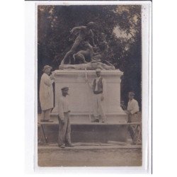 COMPIEGNE : carte photo de la statue de la chasse à l'entrée des avenues (ouvriers)- très bon état