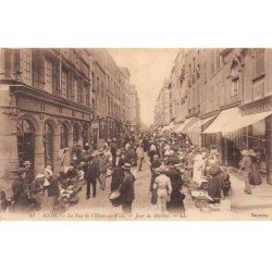RIOM - La Rue de l'Hôtel de Ville - Jour de Marché - état