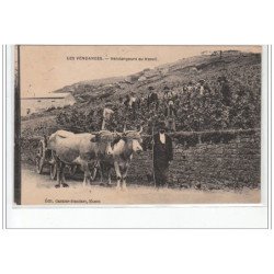 LES VENDANGES - Vendangeurs au travail - très bon état