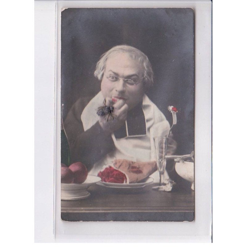 SURREALISME : curé à table (mouche collée sur la carte !)- très bon état