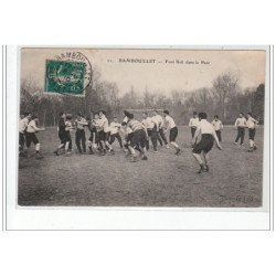 RAMBOUILLET - Football dans le parc - très bon état