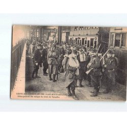 PARIS: Grève des Chemins de Fer, Gare Montparnasse, débarquement des troupes du génie de Versailles - état