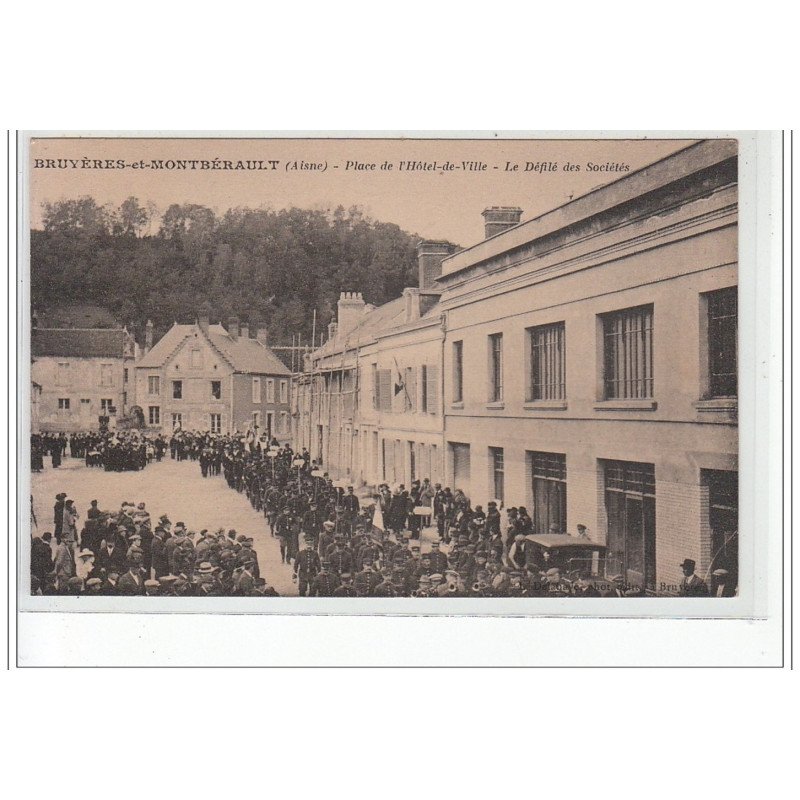BRUYERES ET MONTBERAULT - Place de l'Hôtel de Ville - le Défilé des Sociétés - très bon état