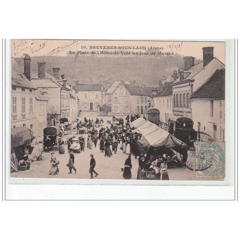 BRUYERES ET MONTBERAULT - La Place de l'Hôtel de Ville un jour de Marché - très bon état