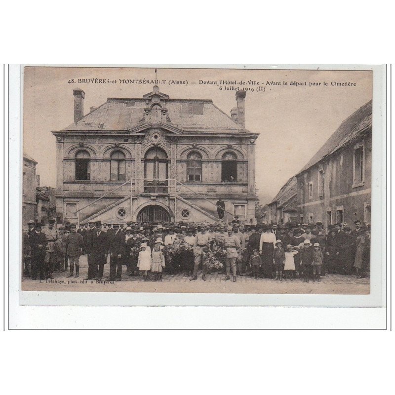BRUYERES ET MONTBERAULT - Devant l'Hôtel de Ville - avant le départ pour le cimetière 6 Juillet 1919 - très bon état