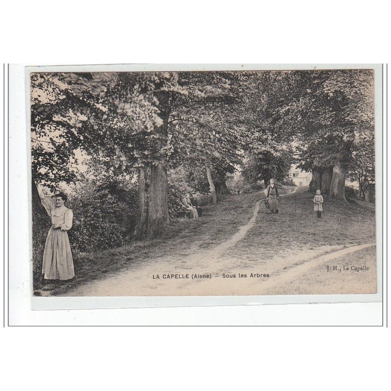 LA CAPELLE - Sous les arbres - très bon état