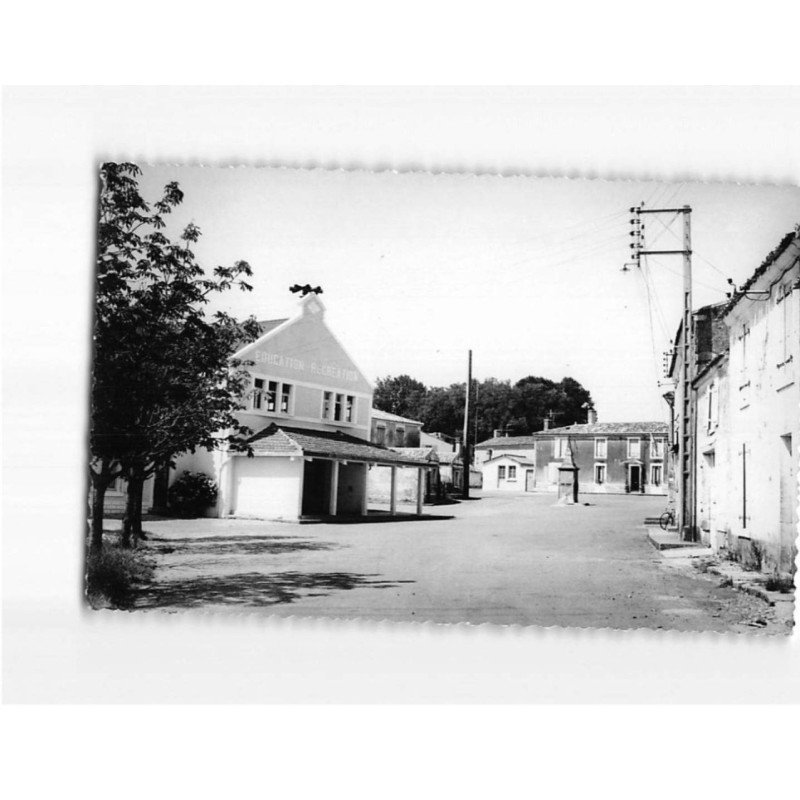 POIRE SUR VELLUIRE : Vue intérieure du village - très bon état