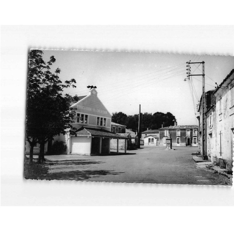 POIRE SUR VELLUIRE : Vue intérieure du village - très bon état