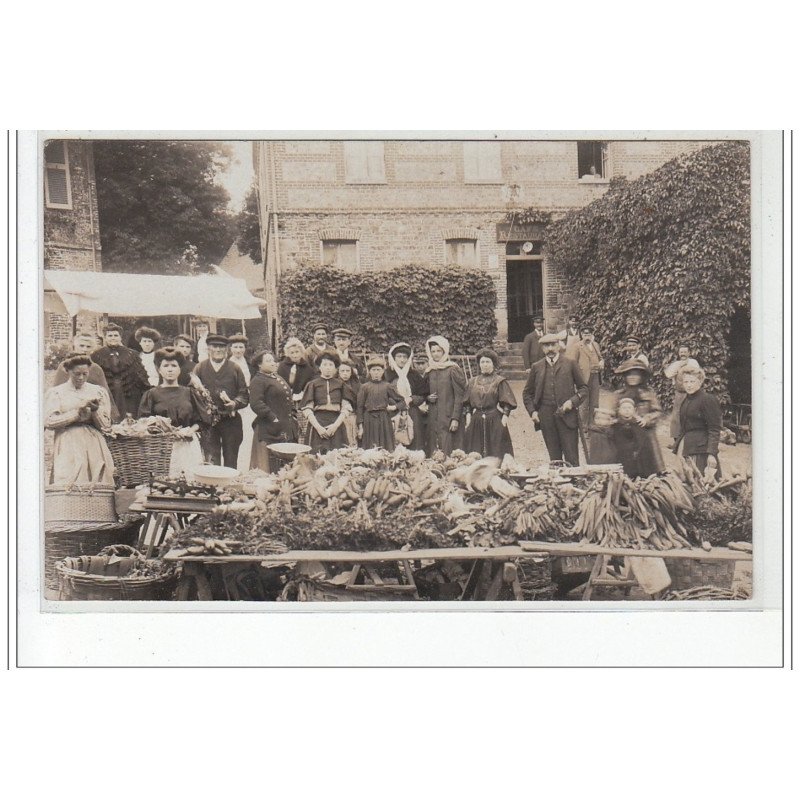 environs de SUIPPES ? : carte photo d'un étalage de primeur vers 1910 - très bon état