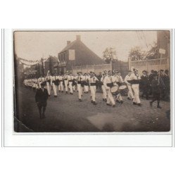 FLINES LES RACHES : carte photo d'un défilé - bon état (un coin plié)