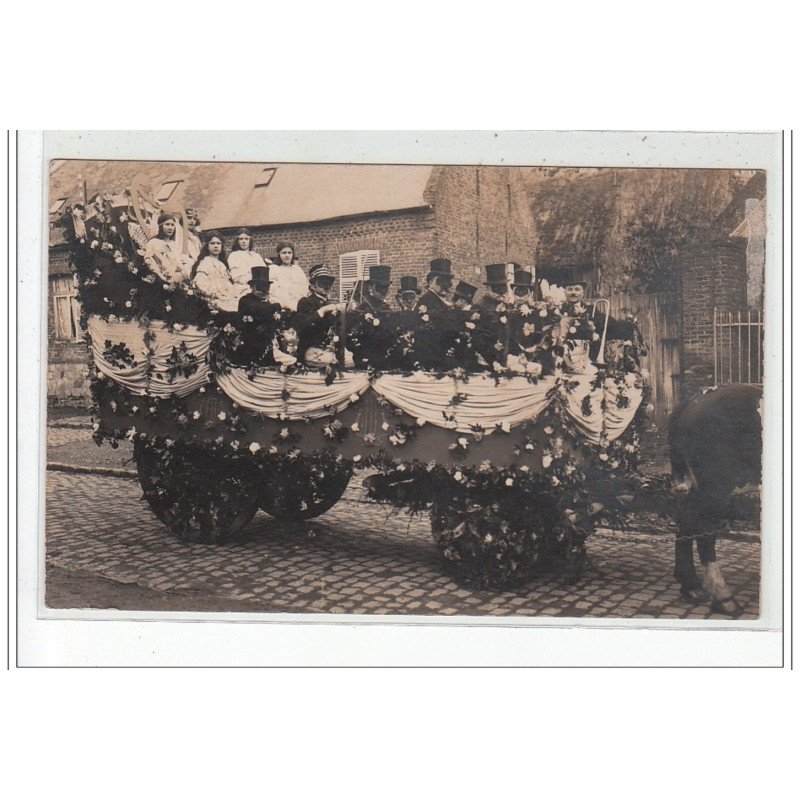 LE CATEAU : carte photo d'une cavalcade vers 1910 - très bon état
