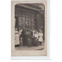 ROUBAIX : carte photo d'un marchand de journaux dans le quartier du Pile vers 1910 - très bon état