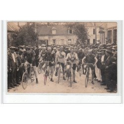 COMPIEGNE : carte photo d'un départ de course de vélos - bon état (dos abimé)