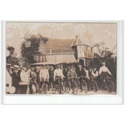 COMPIEGNE (environs) : carte photo d'un départ de course de vélos - bon état (recto abimé)