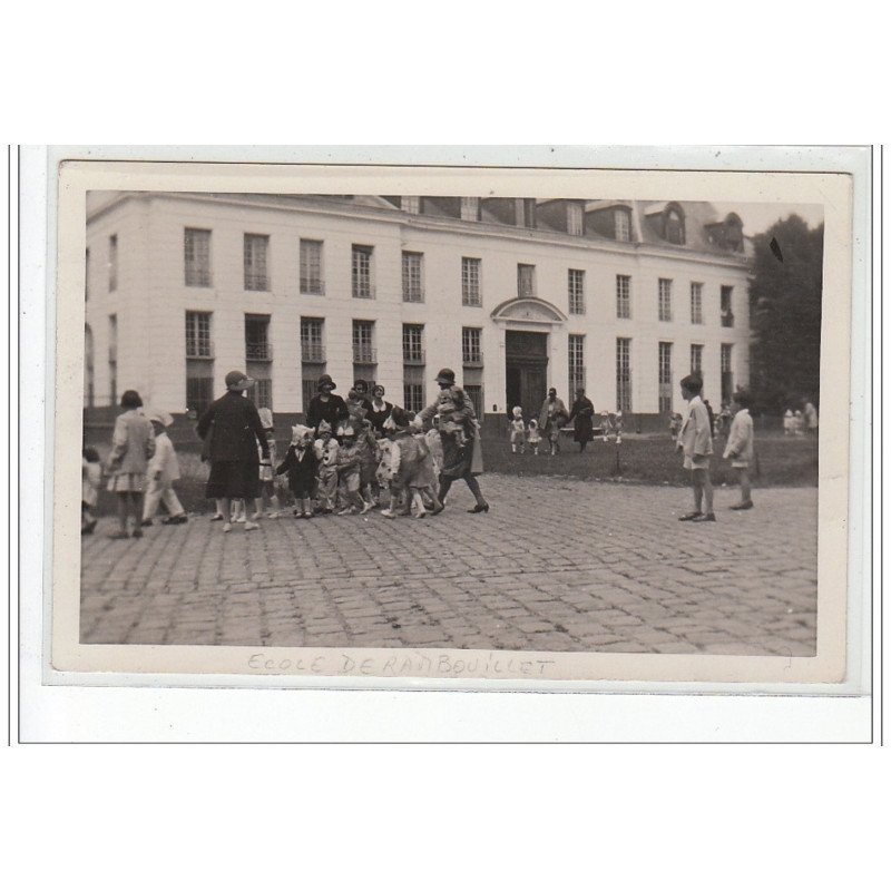 RAMBOUILLET : carte photo de l'école (enfants déguisés pour la fête du cinquantenaire de l'école laïque) ver